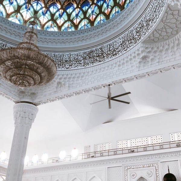 Photo taken at Masjid KLIA (Sultan Abdul Samad Mosque) by Shafiq Z. on 12/21/2019