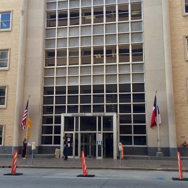 Foto diambil di Dallas Municipal Court oleh Dennis R. pada 3/29/2016