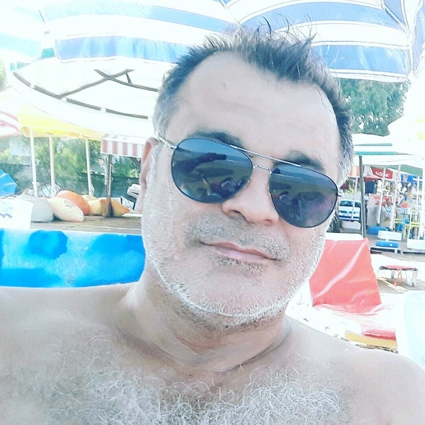 Photo taken at Mavi Beyaz Otel &amp; Beach Club by Adanalı E. on 8/24/2021