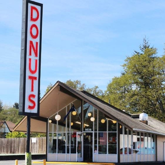 รูปภาพถ่ายที่ Original House of Donuts โดย Phoenix F. เมื่อ 5/3/2019