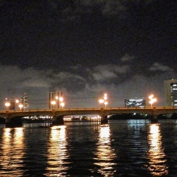 Passeios ótimos de catamarã pelo Capiberibe. Fiz o passeio noturno sob as pontes de Recife, sensacional!