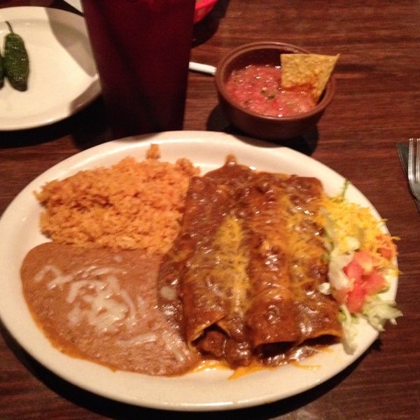 Снимок сделан в La Familia Mexican Restaurant пользователем Maria C. 10/16/2013