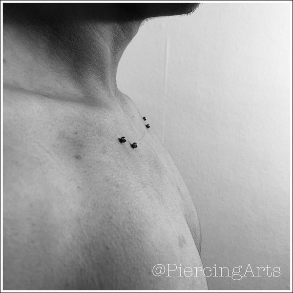 Foto tirada no(a) Pain Family Studio Tattoo &amp; Piercing por Gonzalo P. em 8/12/2015