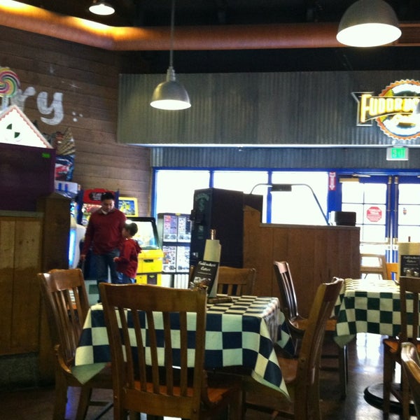 Photo taken at Fuddruckers by Ritchel E. on 1/20/2013