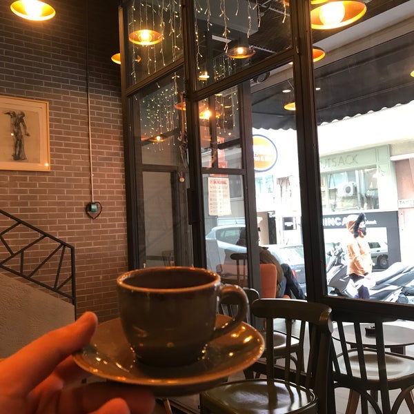 Foto tomada en Mura Coffee &amp; Bar  por Reza G. el 1/13/2022