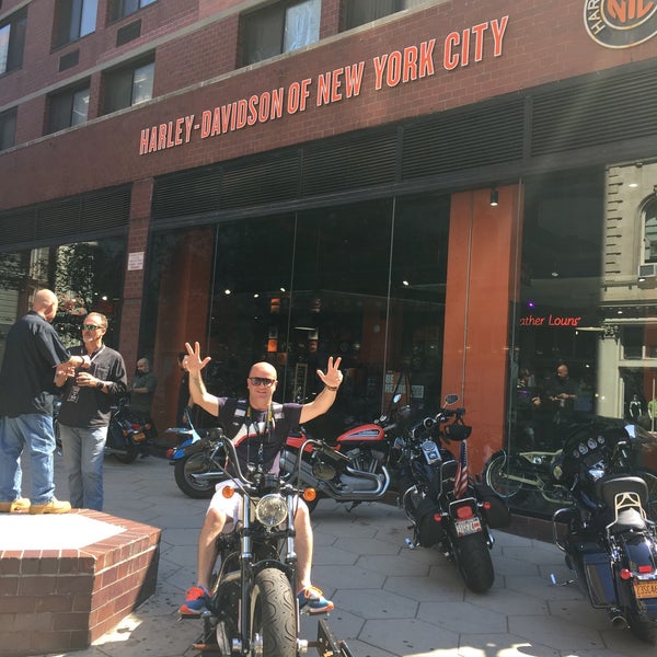 8/14/2015 tarihinde Marcio F.ziyaretçi tarafından Harley-Davidson of New York City'de çekilen fotoğraf