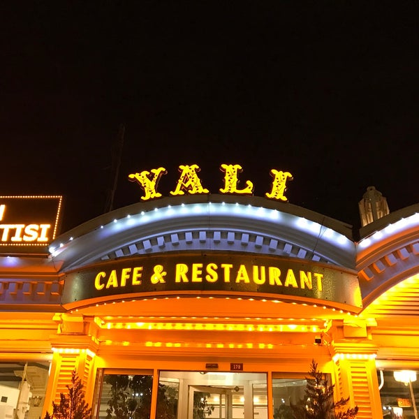 รูปภาพถ่ายที่ Yalı Cafe &amp; Restaurant โดย ilyasss® เมื่อ 12/4/2019