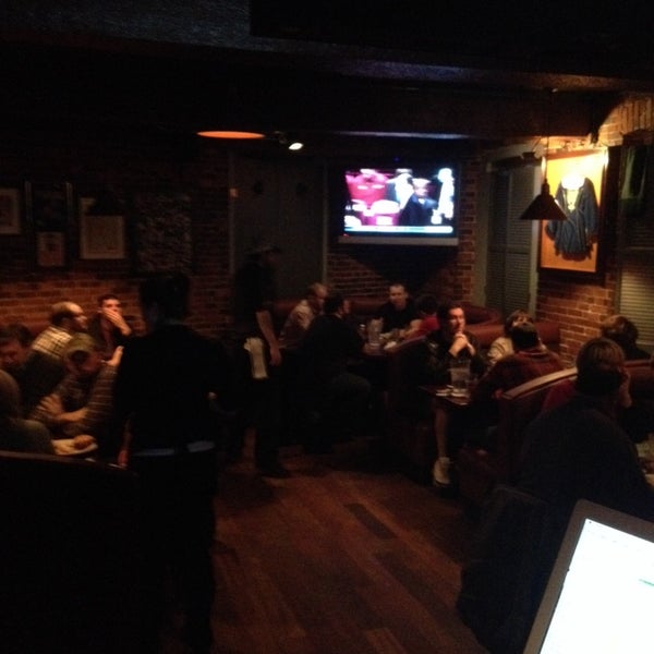 รูปภาพถ่ายที่ Kelley&#39;s Row Restaurant &amp; Cellar Pub โดย Micaela P. เมื่อ 11/14/2013