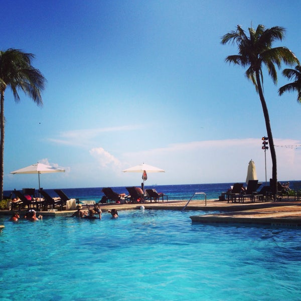 รูปภาพถ่ายที่ Curaçao Marriott Beach Resort &amp; Emerald Casino โดย Cherethy K. เมื่อ 6/6/2015