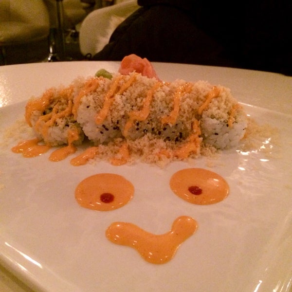Foto scattata a Friends Sushi da Helen P. il 12/4/2015
