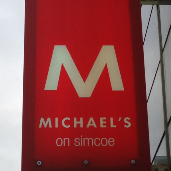 Foto tirada no(a) Michael&#39;s on Simcoe por Sebastien M. em 3/28/2013