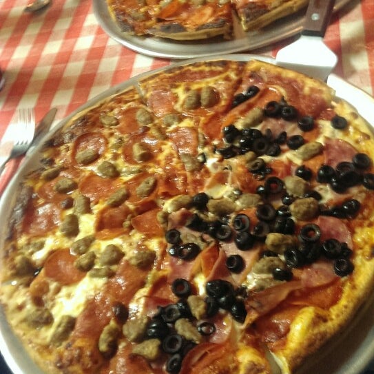 Photo taken at Pizza Getti by Rebecca H. on 3/23/2014
