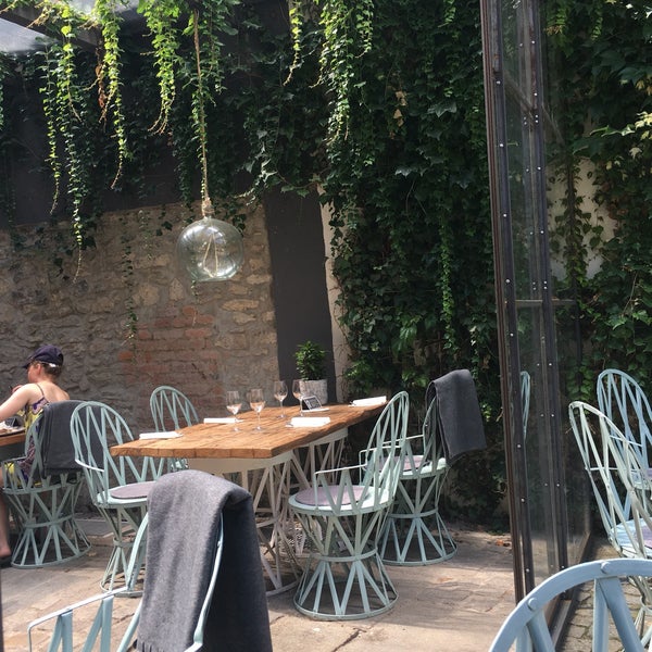 Amazing patio, cute seating. Fresh food, great for groups or a quiet coffee alone. I had a lemonade & soup of the day gazpacho while waiting for a tour. Highly recommend. The pianist playing was great