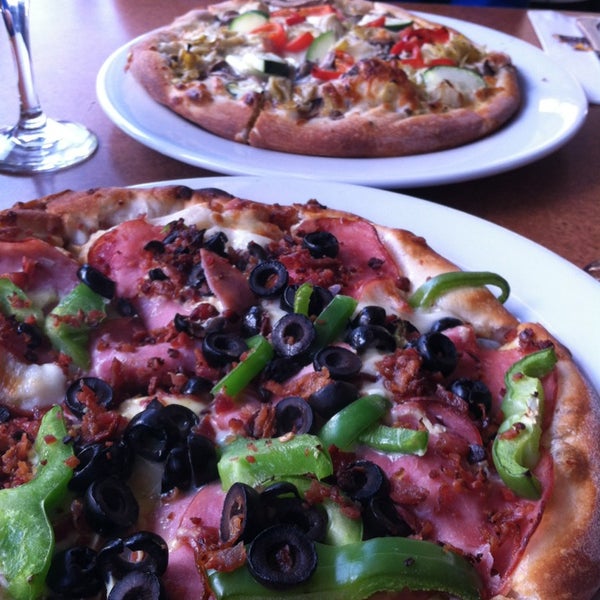 Photo taken at Kianti&#39;s Pizza &amp; Pasta Bar by Sondra B. on 1/19/2013