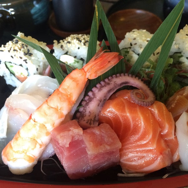 รูปภาพถ่ายที่ Tokyo Japanese Restaurant โดย Vivian C. เมื่อ 9/19/2016