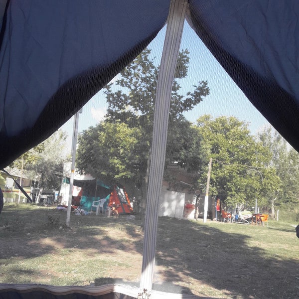 Das Foto wurde bei Yeşilim Camping Restaurant von 🍏 am 8/29/2019 aufgenommen