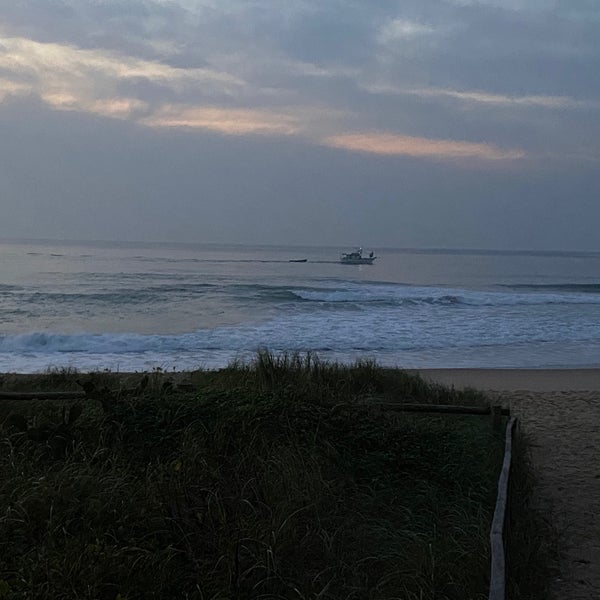 รูปภาพถ่ายที่ Praia Brava โดย Fernando J. เมื่อ 7/14/2021