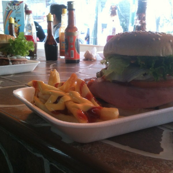 Foto scattata a Pepe&#39;s burger snacks     Cuando usted la prueba lo comprueba, La mejor! da Katina S. il 12/27/2012
