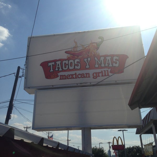 รูปภาพถ่ายที่ Tacos Y Mas โดย Lyndsey J. เมื่อ 9/3/2013