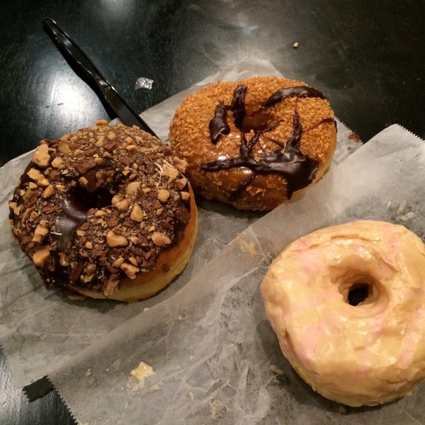 รูปภาพถ่ายที่ Sugar Shack Donuts &amp; Coffee โดย Jeannine C. เมื่อ 3/3/2015