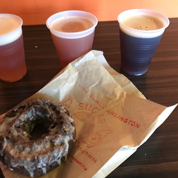 Foto scattata a Sugar Shack Donuts &amp; Coffee da Jeannine C. il 4/19/2018