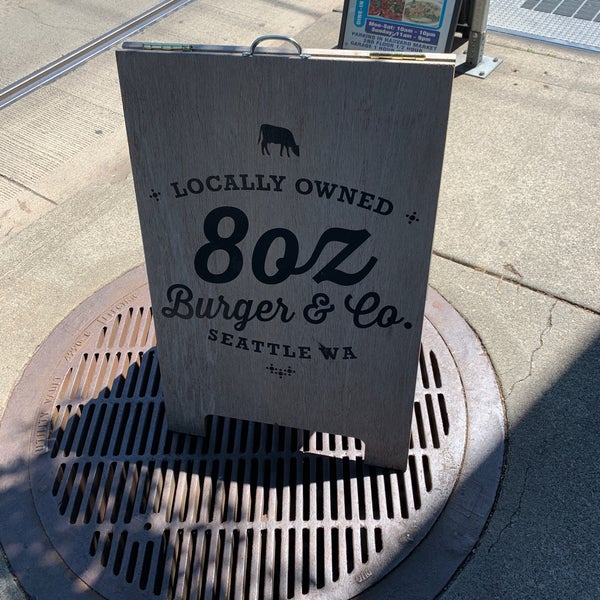 Photo taken at 8oz Burger Bar by Gregory K. on 5/23/2019