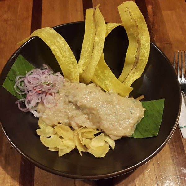 Paiche Estilo Amazónico: Filete de Paiche con vegetales salteados con salsa de cocona y leche de coco. Acompañado de chips de yuca y plátano.