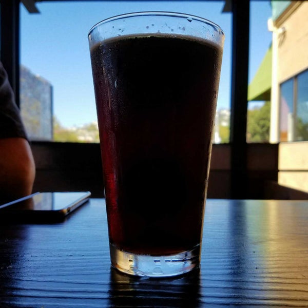 7/3/2017 tarihinde Merrill O.ziyaretçi tarafından La Jolla Brewing Company'de çekilen fotoğraf