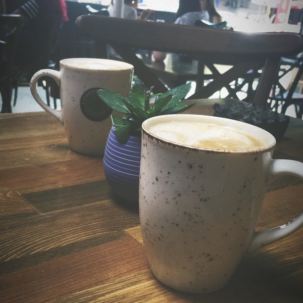 9/16/2018 tarihinde Nazmi Y.ziyaretçi tarafından Ayaküstü Kahve'de çekilen fotoğraf