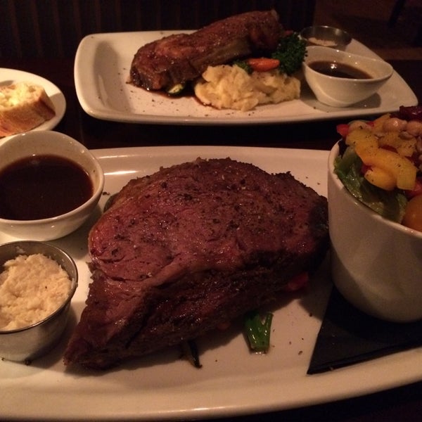 Foto scattata a Quinn&#39;s Steakhouse &amp; Bar da Hubert il 5/16/2014