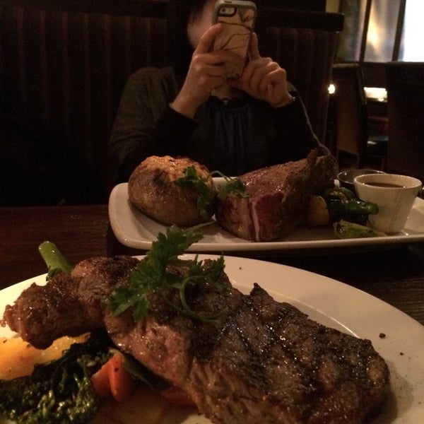 Foto scattata a Quinn&#39;s Steakhouse &amp; Bar da Hubert il 11/10/2014