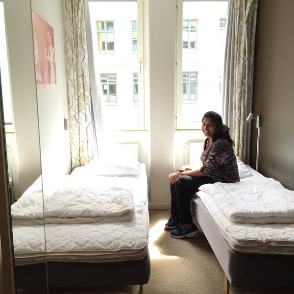 รูปภาพถ่ายที่ Slottsskogens Vandrarhem &amp; Hotell Gothenburg - Backpackers โดย Roshan เมื่อ 6/19/2015