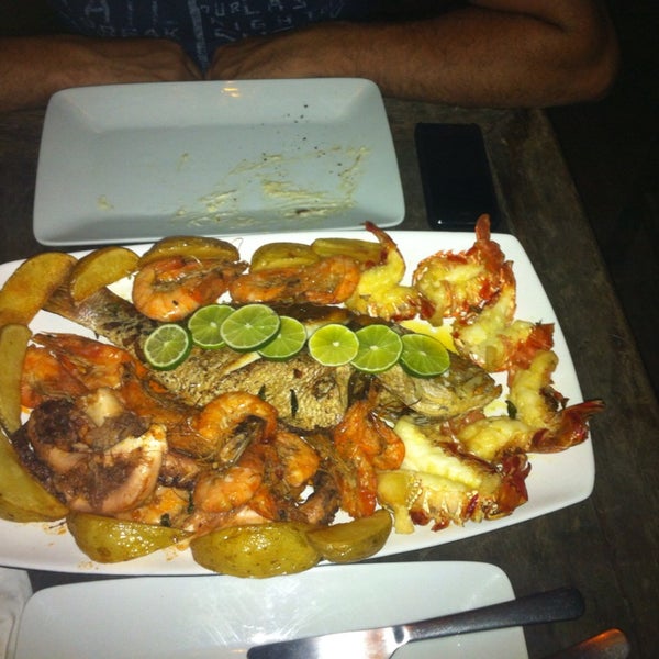 Restaurante muito bom no cumbuco, compete bem com o Muda. Preço honesto, comida muito boa! Sugiro o guaca mole e o prato de frutos do mar.