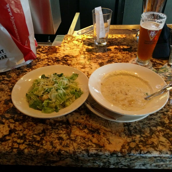 Photo taken at BJ&#39;s Restaurant &amp; Brewhouse by Brent P. on 8/10/2016
