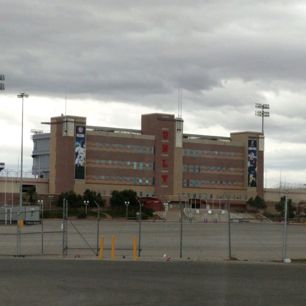 Das Foto wurde bei Sam Boyd Stadium von Brent P. am 2/27/2017 aufgenommen