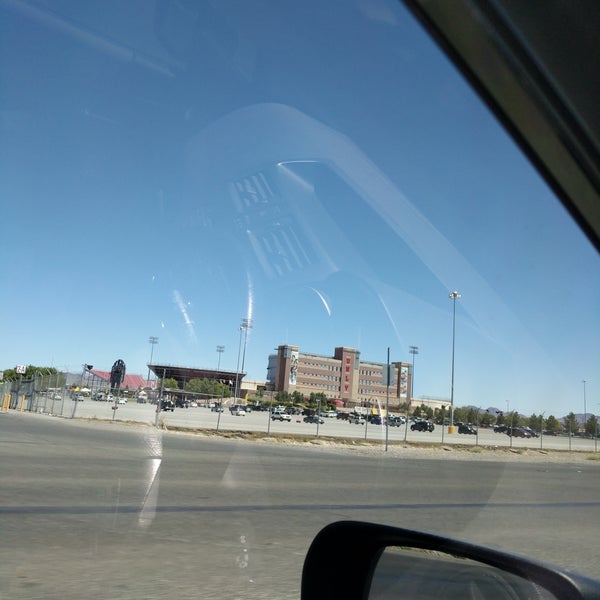 รูปภาพถ่ายที่ Sam Boyd Stadium โดย Brent P. เมื่อ 5/20/2017