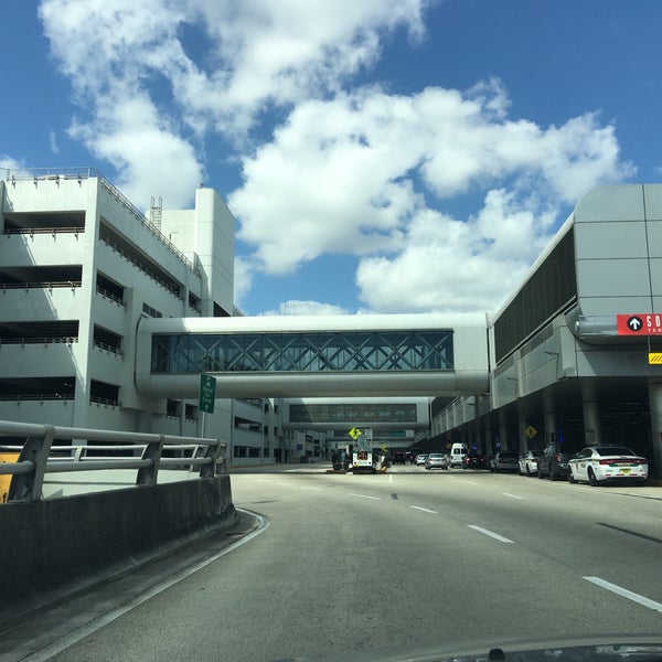 Снимок сделан в Международный аэропорт Майами (MIA) пользователем Graeme R. 3/23/2016