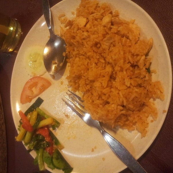 Photo taken at Chokdee Thai Cuisine by Vanissa X. on 7/10/2014