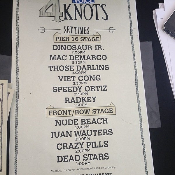 รูปภาพถ่ายที่ The Village Voice&#39;s 4Knots Music Festival โดย Josh F. เมื่อ 7/12/2014