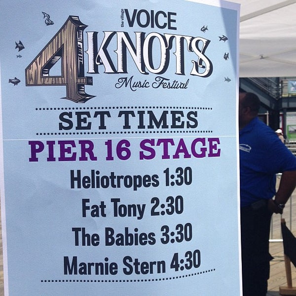 รูปภาพถ่ายที่ The Village Voice&#39;s 4Knots Music Festival โดย Josh F. เมื่อ 6/29/2013