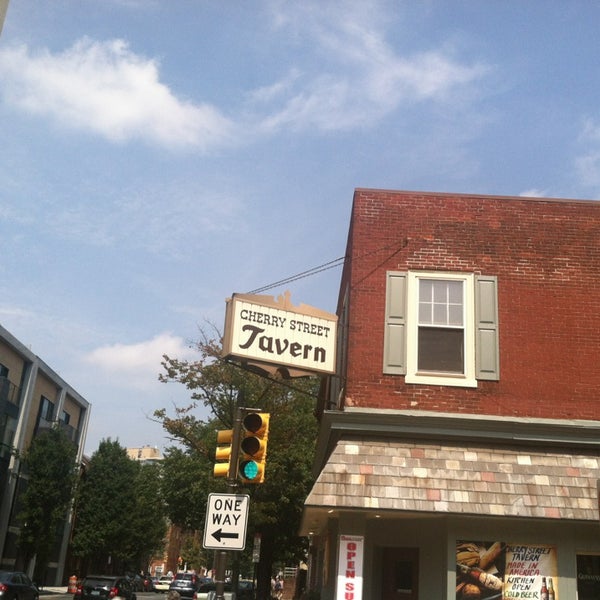 รูปภาพถ่ายที่ Cherry Street Tavern โดย Matt N. เมื่อ 8/31/2013