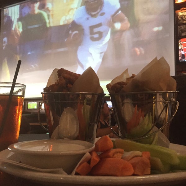 Foto tomada en Legends Sports Bar &amp; Restaurant  por Bobby C. el 9/19/2015