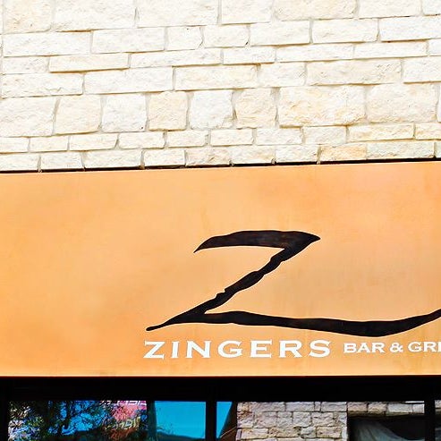 Das Foto wurde bei Zingers Bar &amp; Grill von Zingers Bar &amp; Grill am 6/19/2015 aufgenommen