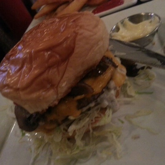 Foto tirada no(a) Grind Burger Bar &amp; Lounge por Samantha L. em 1/26/2013
