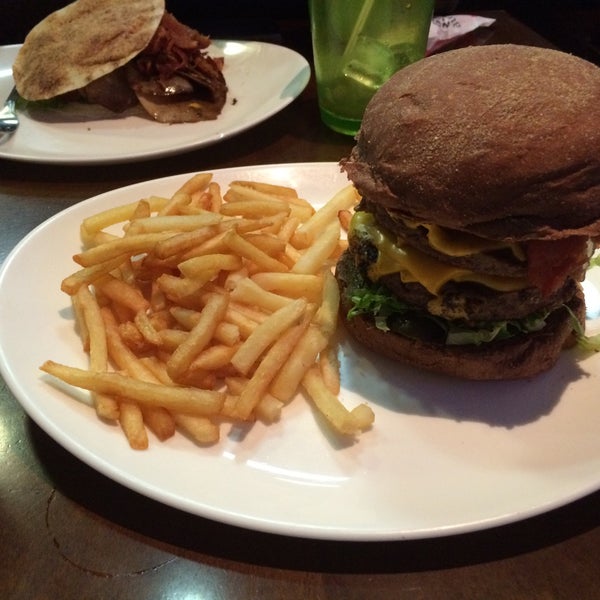 Foto tirada no(a) Rock Burger por Leonardo G. em 6/21/2015