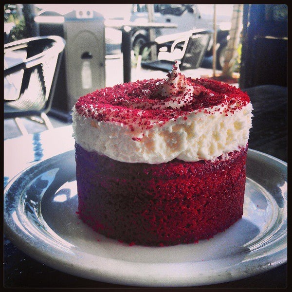 รูปภาพถ่ายที่ Doughboys Cafe &amp; Bakery โดย Marleine P. เมื่อ 6/16/2013