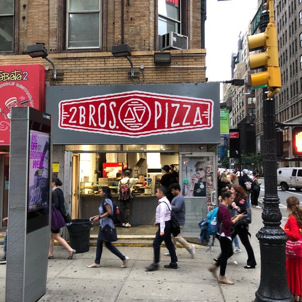 Foto tomada en 2 Bros. Pizza  por Anthony C. el 9/21/2018