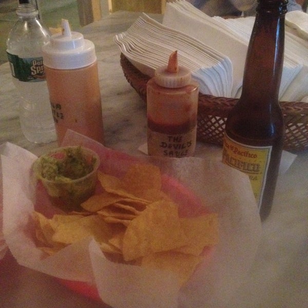 9/19/2014 tarihinde Jeremy K.ziyaretçi tarafından Five Tacos'de çekilen fotoğraf