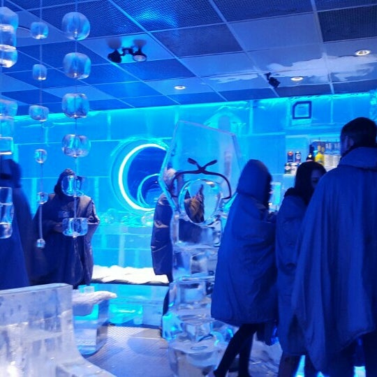Photo taken at FROST ICE BAR by Mr H. on 11/28/2015