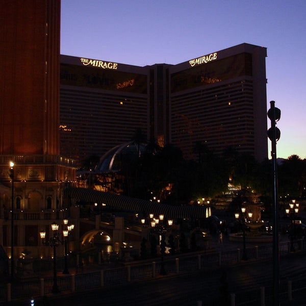 รูปภาพถ่ายที่ The Mirage Hotel &amp; Casino โดย Jeff S. เมื่อ 2/29/2024